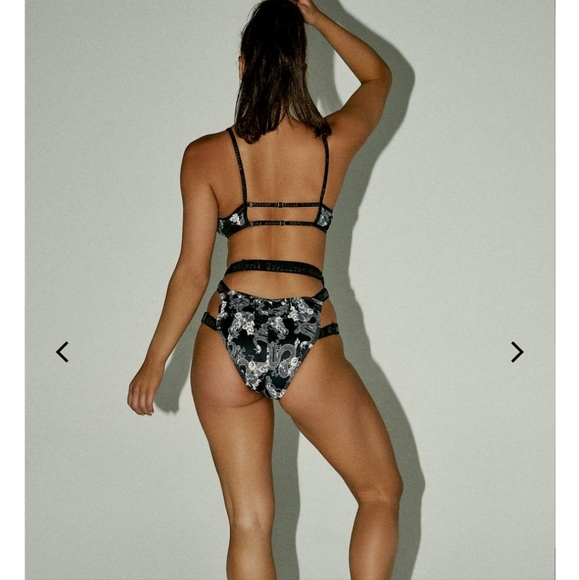 Cxix creatures buckle up sports bra black white dragons small - Picture 3 of 8